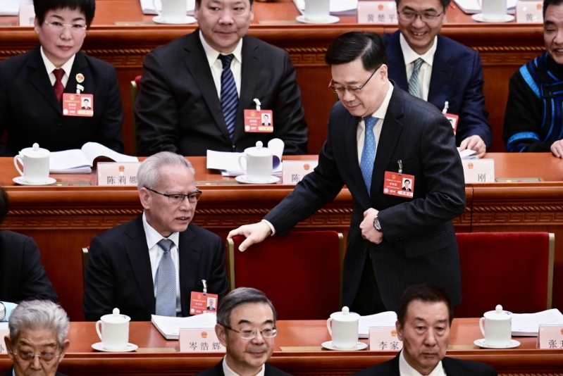 李家超表示，主動識變應(yīng)變求變，以發(fā)揮「一國兩制」制度優(yōu)勢和香港獨特的國際化優(yōu)勢。