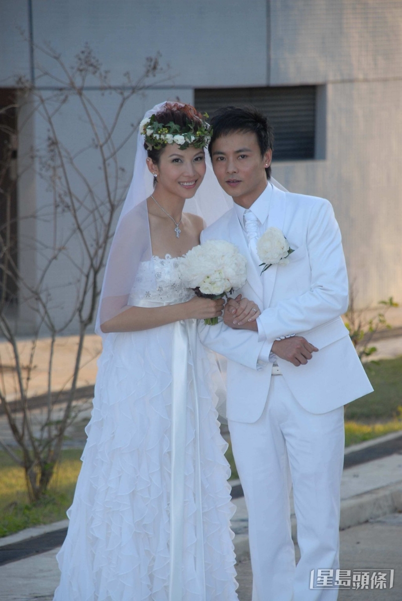 蔡少芬與內(nèi)地演員張晉于2008年結(jié)婚。