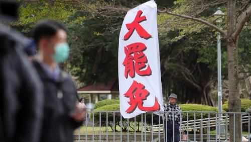 圖為民眾在民進黨中央黨部樓下高舉旗幟，要求黨主席賴清德對大罷免表態(tài)。