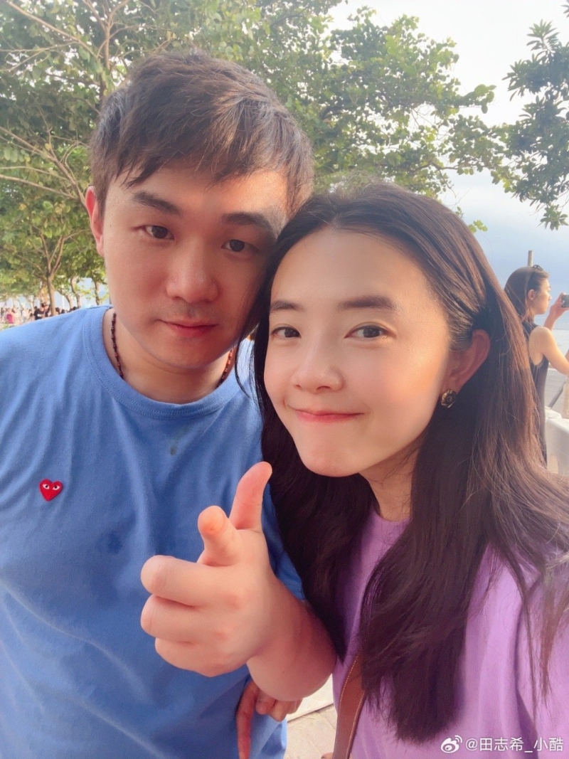 田志希在微博分享與丈夫徐克的合照。