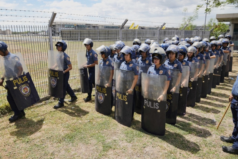 大批軍警到馬尼拉維拉莫爾空軍基地外戒備。路透社
