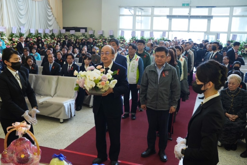 民眾黨前主席柯文哲父親柯承發(fā)老先生10日舉行告別式，民進黨“立法院”黨團總召柯建銘（中）等人也出席表示哀悼之意。