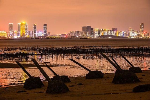 從金門防登陸作戰(zhàn)海灘看廈門夜景。