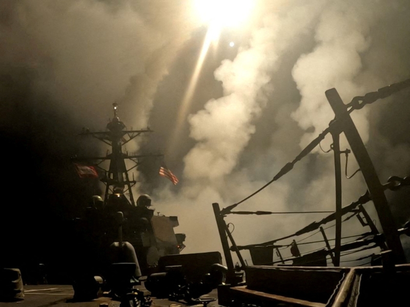 美軍戰(zhàn)艦發(fā)射導(dǎo)彈