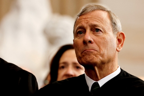 美國最高法院首席大法官羅伯茲（John Roberts）18日罕見公開斥責(zé)特朗普呼吁彈劾另一位聯(lián)邦法官的要求，指教他要采用正常的上訴程序。路透社