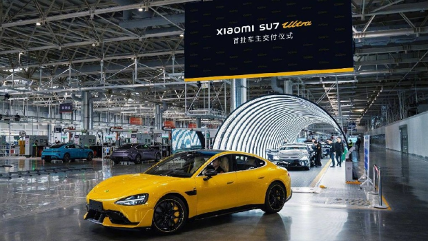 小米Xiaomi SU7電動(dòng)車據(jù)知至今(2025年3月)已交付超過(guò)20萬(wàn)輛，該公司將今年(2025年)全年汽車交付目標(biāo)由30萬(wàn)輛提升至35萬(wàn)輛。