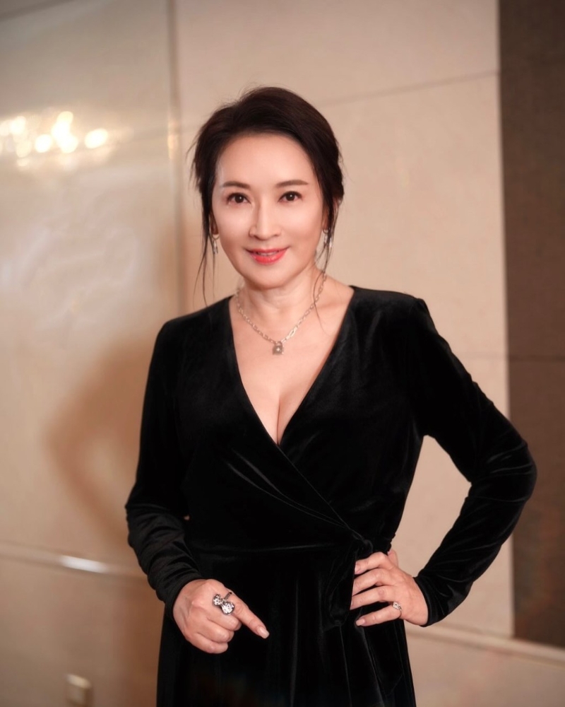 龔慈恩在IG上載三張出席活動時的裝扮照。