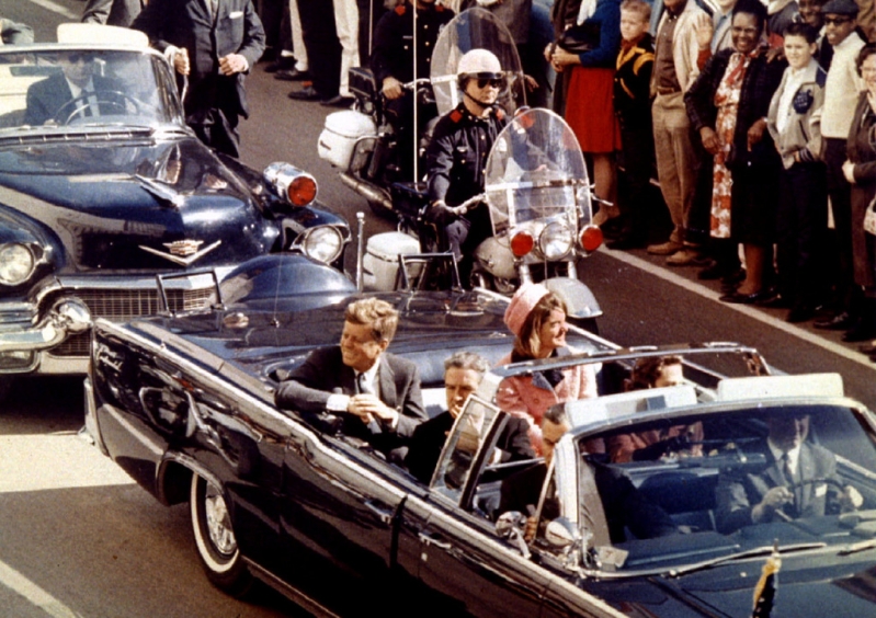 1963年11月22日，肯尼迪與妻子乘車行經德州達拉斯，不久后他就遭槍殺身亡。路透社