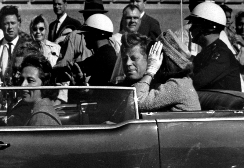 畫面為1963年11月22日，美國已故總統(tǒng)肯尼迪乘車行經達拉斯，向群眾揮手，一分鐘后他就遭到槍殺身亡。美聯(lián)社