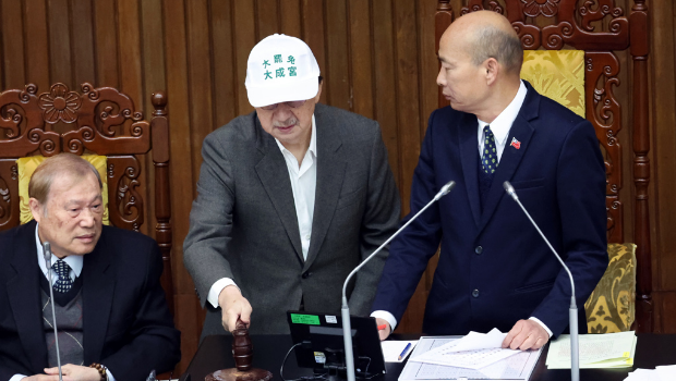 民進(jìn)黨團(tuán)總召柯建銘（中）上到主席臺，當(dāng)著院長韓國瑜（右）的面拿起木槌敲擊。
