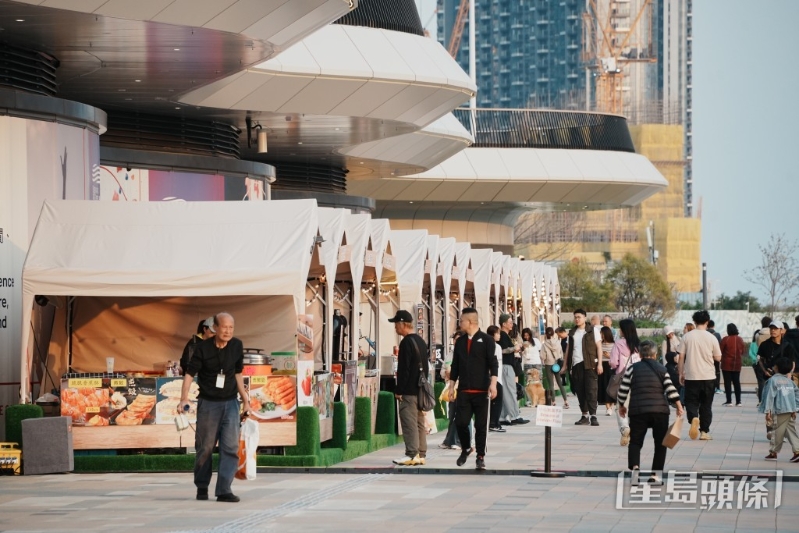 啟德體育園今起于啟德主場館旁海濱位置的美食海灣，舉行首個“啟德美食海灣嘉年華”。