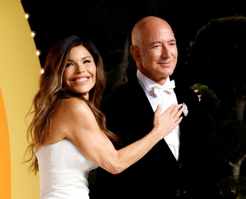 61歲亞馬遜創(chuàng)辦人貝佐斯（Jeff Bezos）傳出已經(jīng)發(fā)送喜帖，夏天將在意大利水都威尼斯迎娶未婚妻桑琪士（Lauren Sanchez）。圖為2人3月2日出席奧斯卡金像獎。（路透）