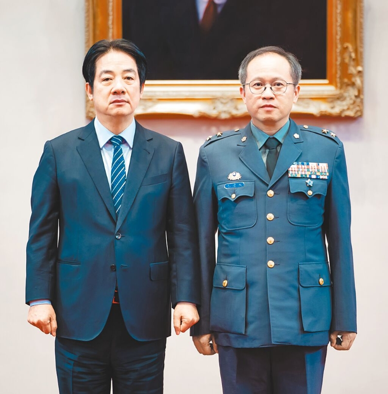 新資通電軍指揮官由毛建秋（右）中將升任。圖為賴清德總統(tǒng)（左）與毛建秋。（總統(tǒng)府提供）