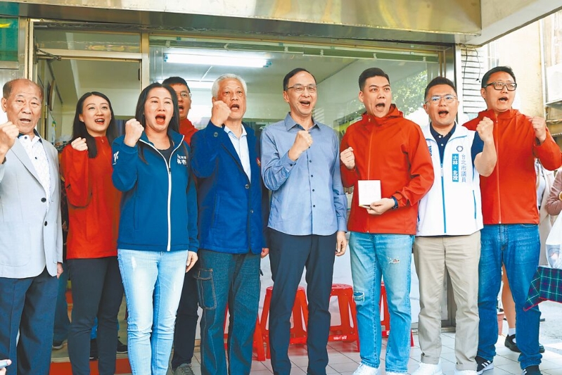 大罷免潮續(xù)燒，國民黨主席朱立倫（右四）25日出席民團(tuán)「地動刪瑤」成立罷瑤總部活動，擔(dān)任罷瑤總部的首日志工?！傅貏觿h瑤」召集人賴苡任（右三）表示，這幾天不少民眾關(guān)心第二階段何時啟動。