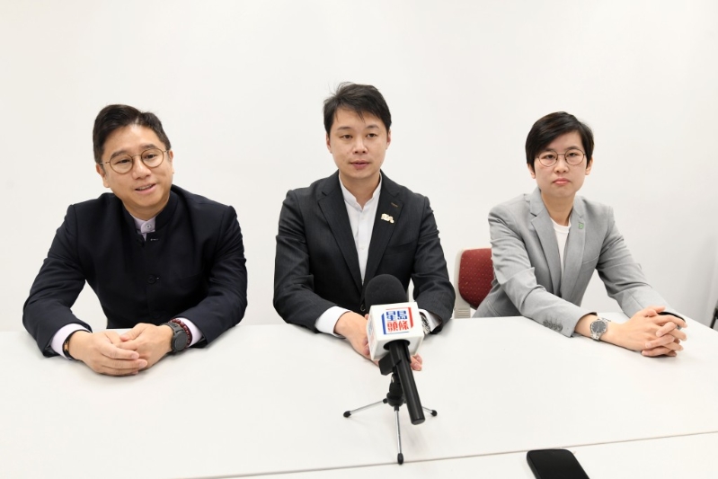 （左起）林奕權(quán)、越毅強(qiáng)、李貞儀接受《星島》訪問。 何君健攝