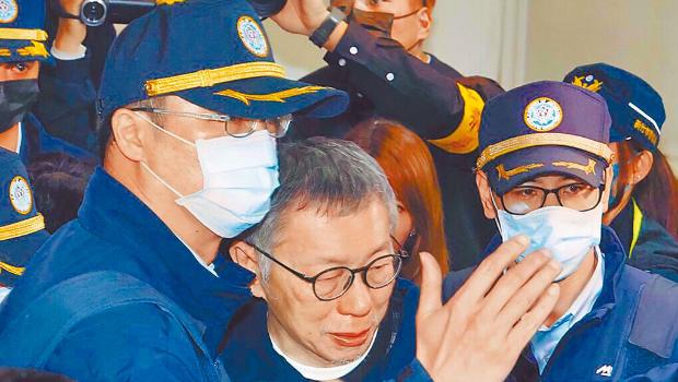 民眾黨前主席柯文哲被法院裁定延長羈押禁見2個月。