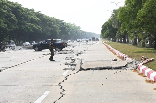 內(nèi)比都道路出現(xiàn)裂縫。