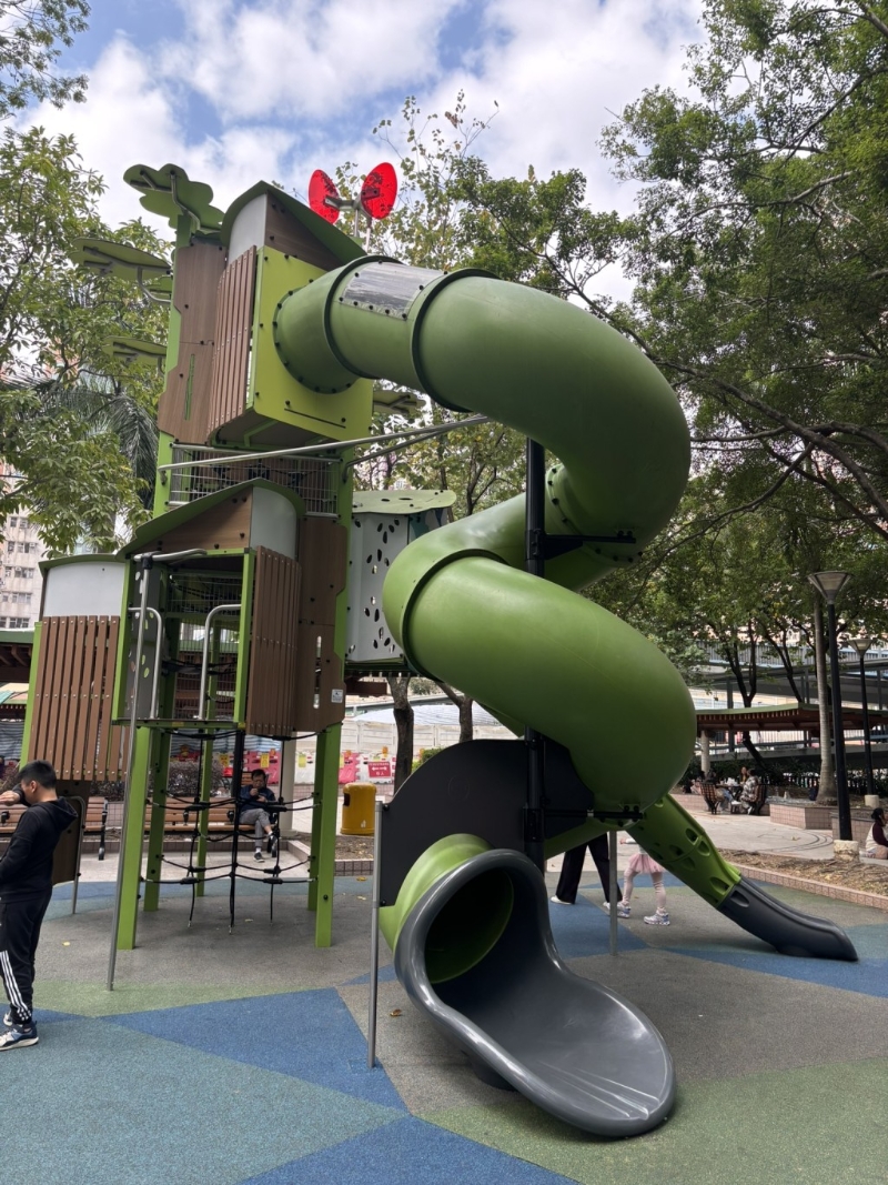 旋轉(zhuǎn)滑梯只有開(kāi)首一段可望到外面，其余作密封設(shè)計(jì)，漆黑中滑下十分刺激。（圖片來(lái)源：《親子王》）