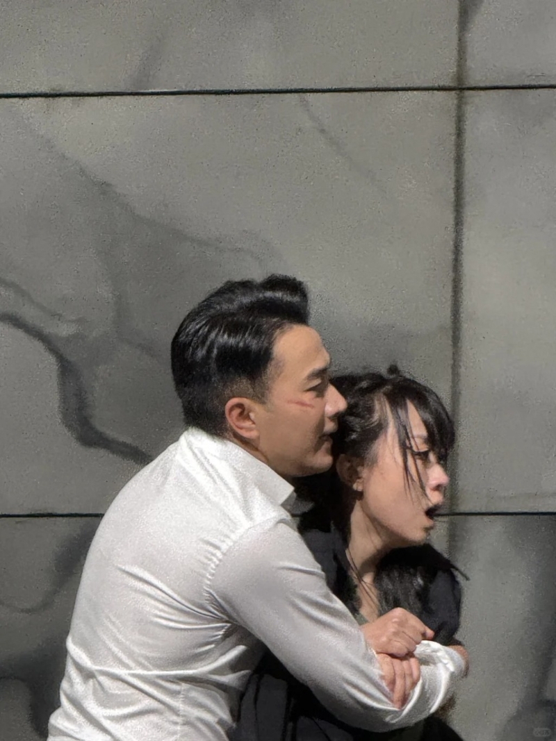 劉愷威近日在內地多個城市出演舞臺劇，而二人互動只是劇情需要。