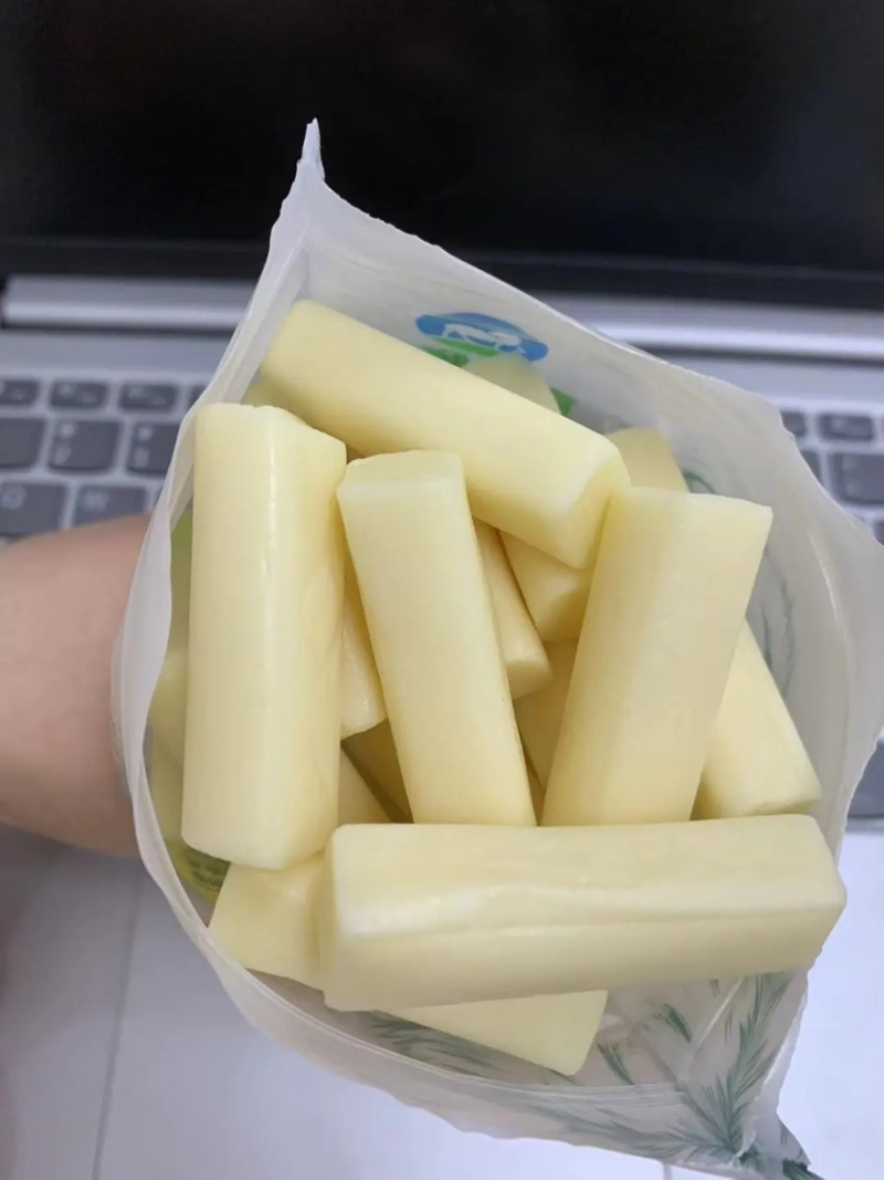奶酪棒軟滑的膏體，容易滑入幼童氣管造成危險。小紅書＠吃貨的路上不停竭