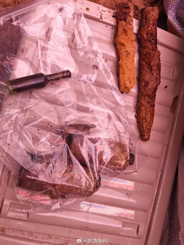 許多未發(fā)射的子彈，和花露水以及劍鞘。