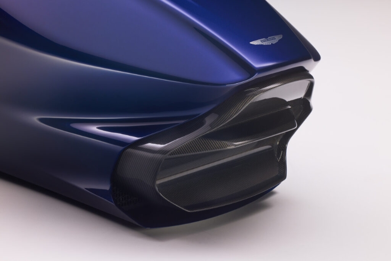 裝有Aston Martin鬼面罩及車章