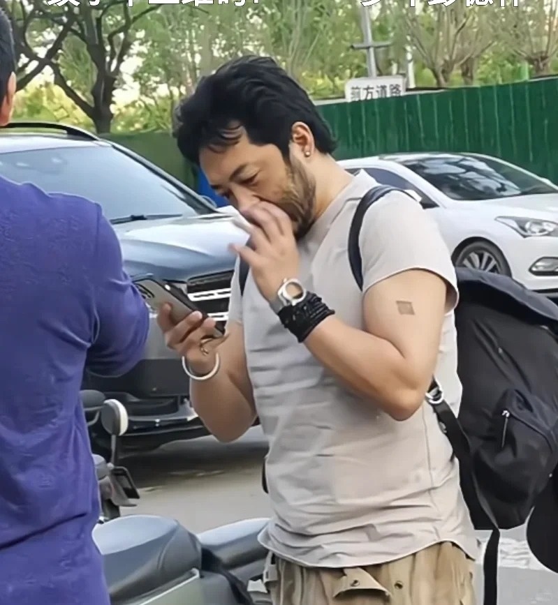 富大龍亦曾被拍得當(dāng)街挖鼻。