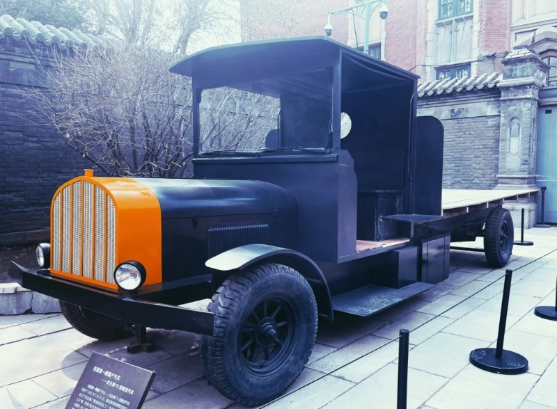 中國首輛國產(chǎn)汽車——民生75型載貨卡車。 小紅書@Viviane 1