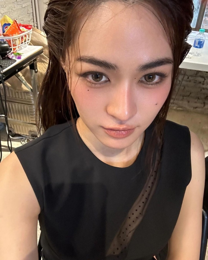 29歲中泰混血女星鄺玲玲（?????????? ???）自小在香港長(zhǎng)大，直到17歲就回到泰國(guó)升學(xué)，并參加選美殺入娛樂圈拍劇。