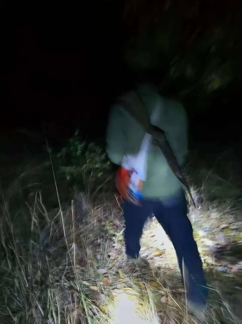 宋國磊貼出一名神秘人揹槍的照片。