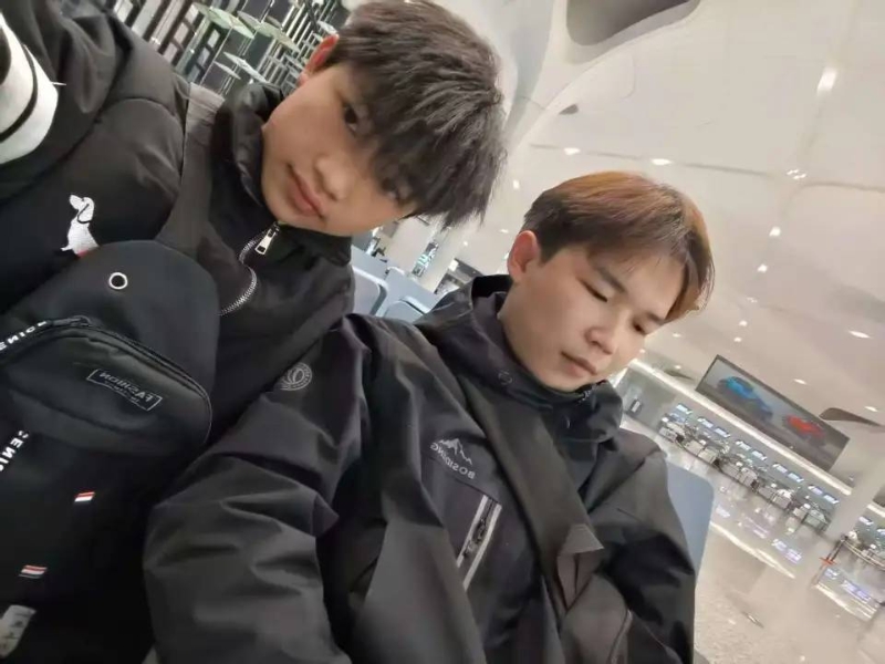 宋國磊與堂兄在候機時的合照。