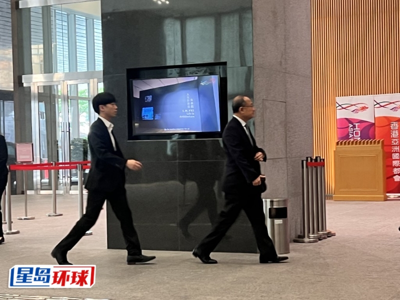 蔡冠深。