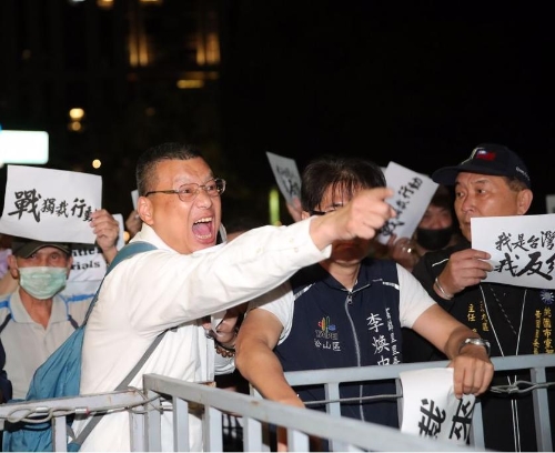 檢調(diào)偵辦罷免死亡連署案，國(guó)民黨支持者17日晚間聚集在北檢外，高喊口號(hào)抗議。