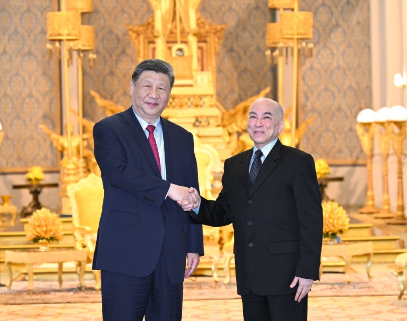 柬埔寨國(guó)王西哈莫尼同中國(guó)國(guó)家主席習(xí)近平在金邊王宮舉行會(huì)見(jiàn)。 新華社