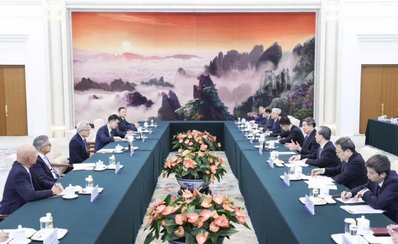 何立峰會見美國英偉達公司總裁兼首席執(zhí)行官黃仁勛。新華社.jpg