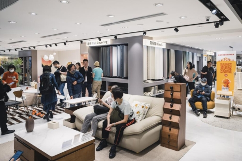 PapaHome店內(nèi)人山人海。