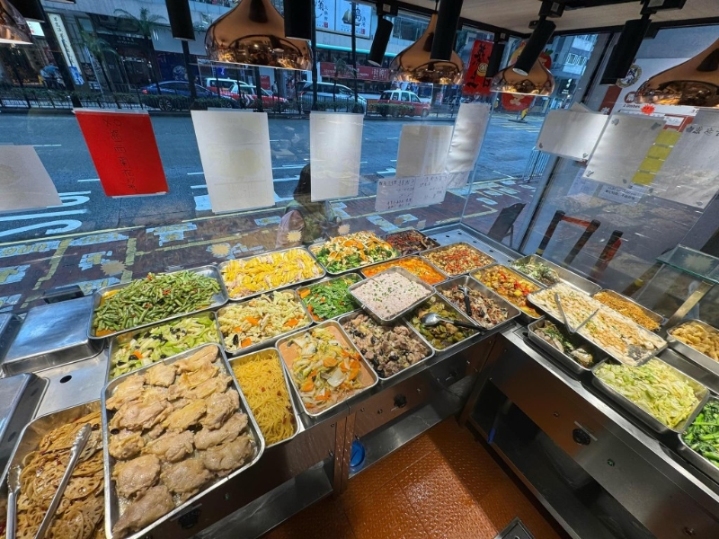 兩餸飯店近年在全港各區(qū)開到成行成市，其中以灣仔為熱門選址，更掀起一場「減價戰(zhàn)」