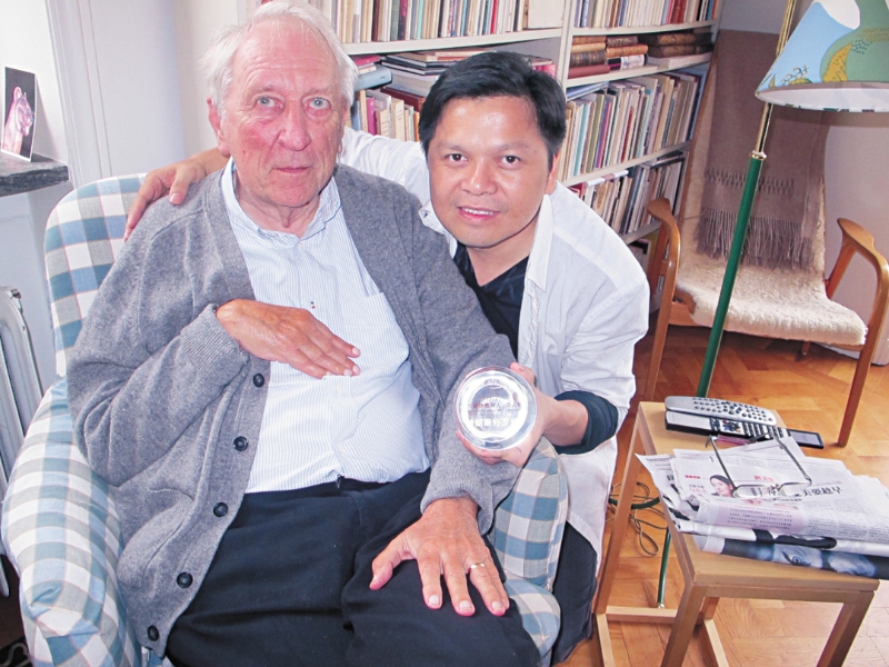 -2011年，與第六屆“詩歌與人·國際詩歌-FZ102813712149.jpg