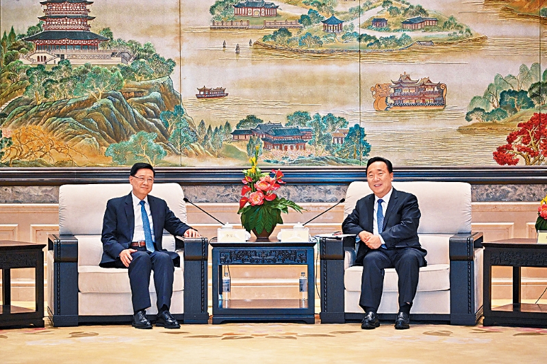 李家超（左）