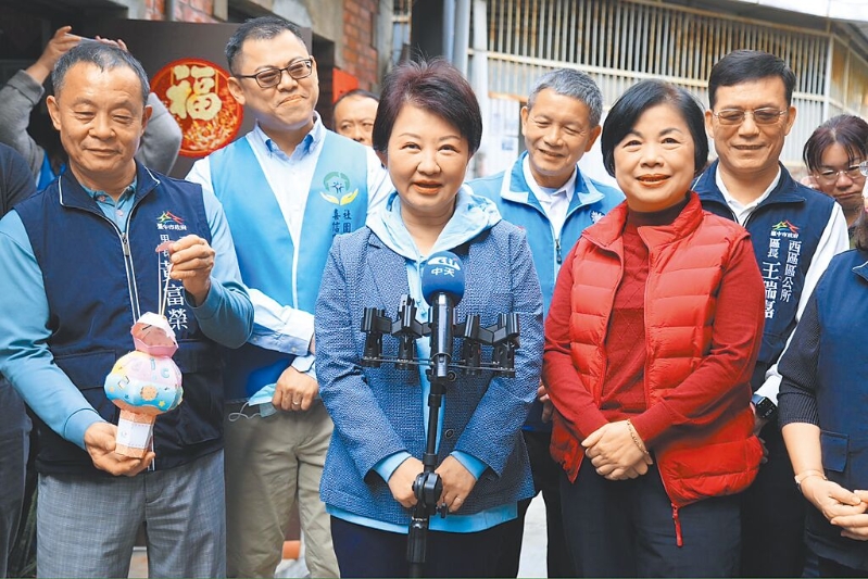 臺(tái)中市市長(zhǎng)盧秀燕（中）。