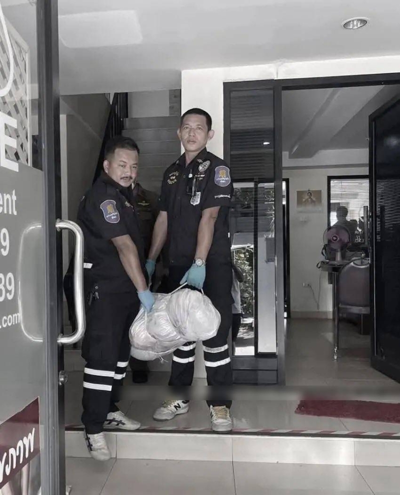 警方將死者遺體抬離。FB:園區(qū)實(shí)錄
