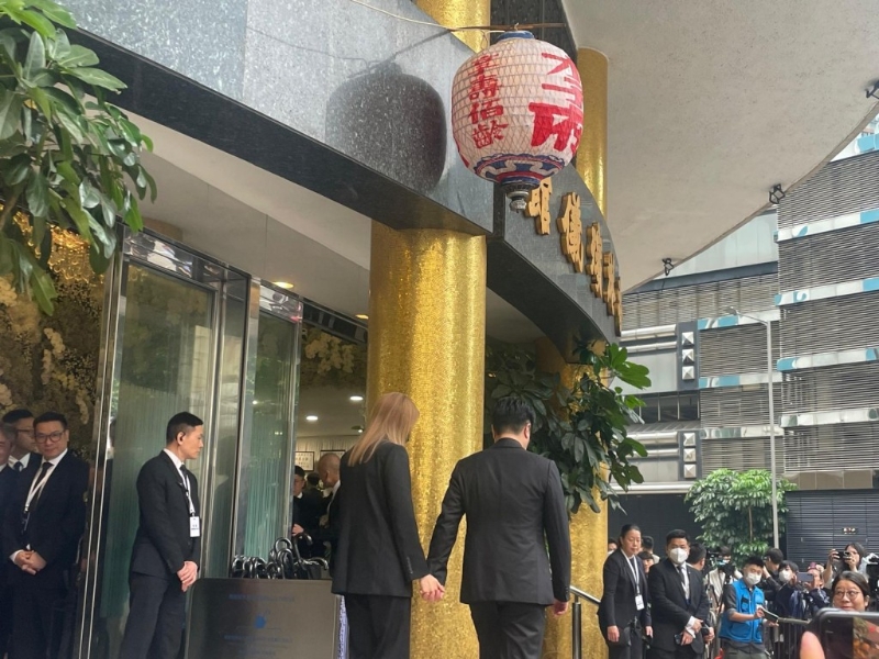 李家誠(chéng)與徐子淇十指緊扣一同出現(xiàn)。.jpeg