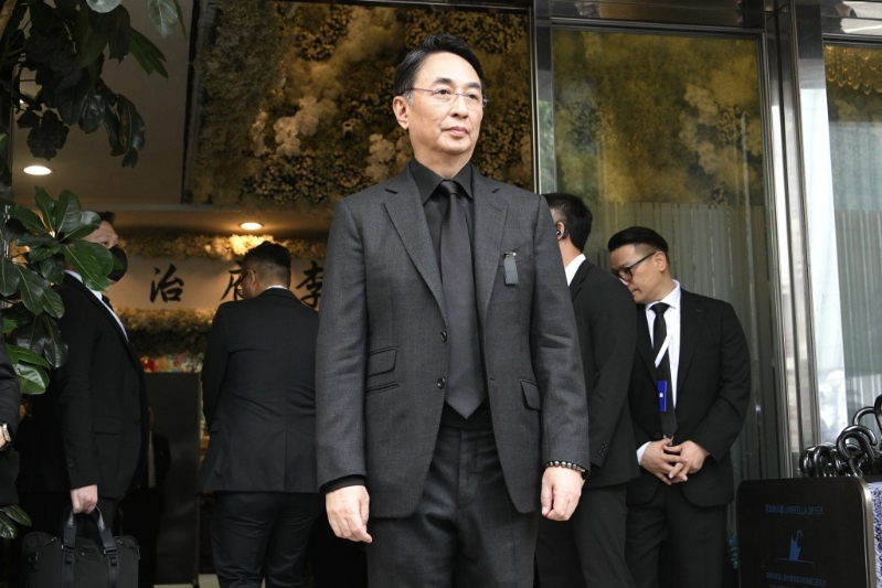 李兆基長(zhǎng)子李家杰在場(chǎng)會(huì)見傳媒。（陳浩元攝）