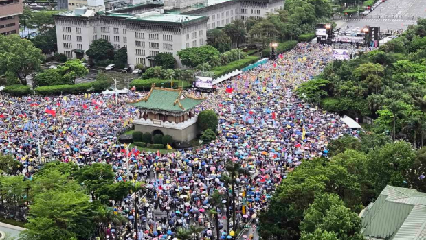 國民黨號召426上凱道“反綠戰(zhàn)獨裁”，景福門空拍畫面超震撼。