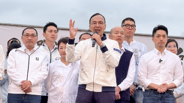 國民黨26日在凱道舉行 “反綠、戰(zhàn)獨(dú)裁，凱道一起站出來！”活動，黨主席朱立倫上臺致詞。