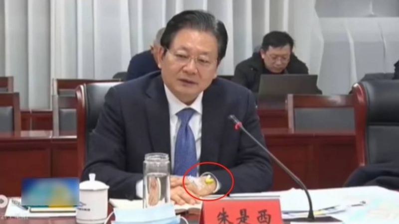 河南網(wǎng)紅官員朱是西曾插著留置針開會被批評作秀。 南陽新聞.jpg