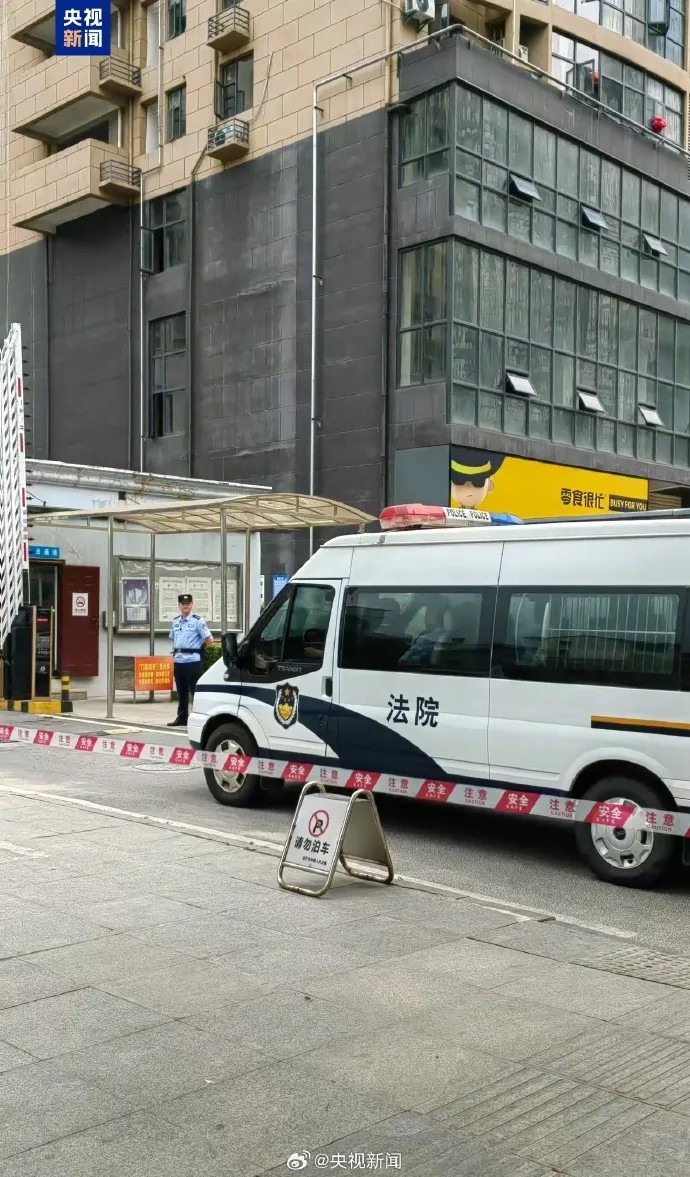 押送李鐵的警車.jpg