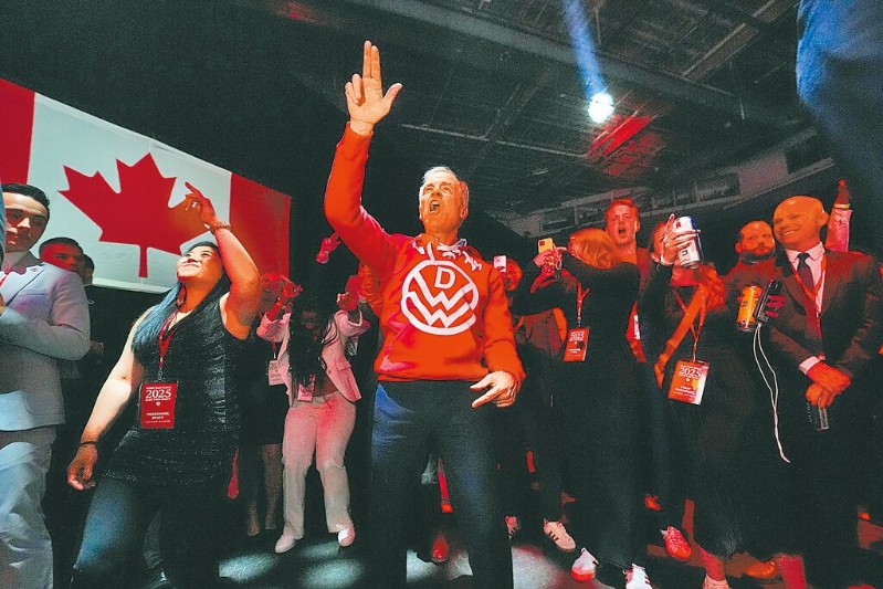 加拿大執(zhí)政的自由黨29日贏得大選后，總理卡尼（中）在渥太華競選總部隨著樂隊翩翩起舞。