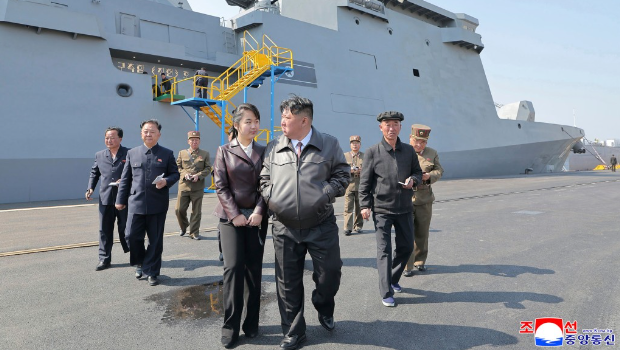 金正恩連同女兒金主愛視察“崔賢”號武器測試。