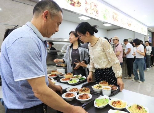 游客到政府食堂用餐，可享價廉物美的食物。中新社